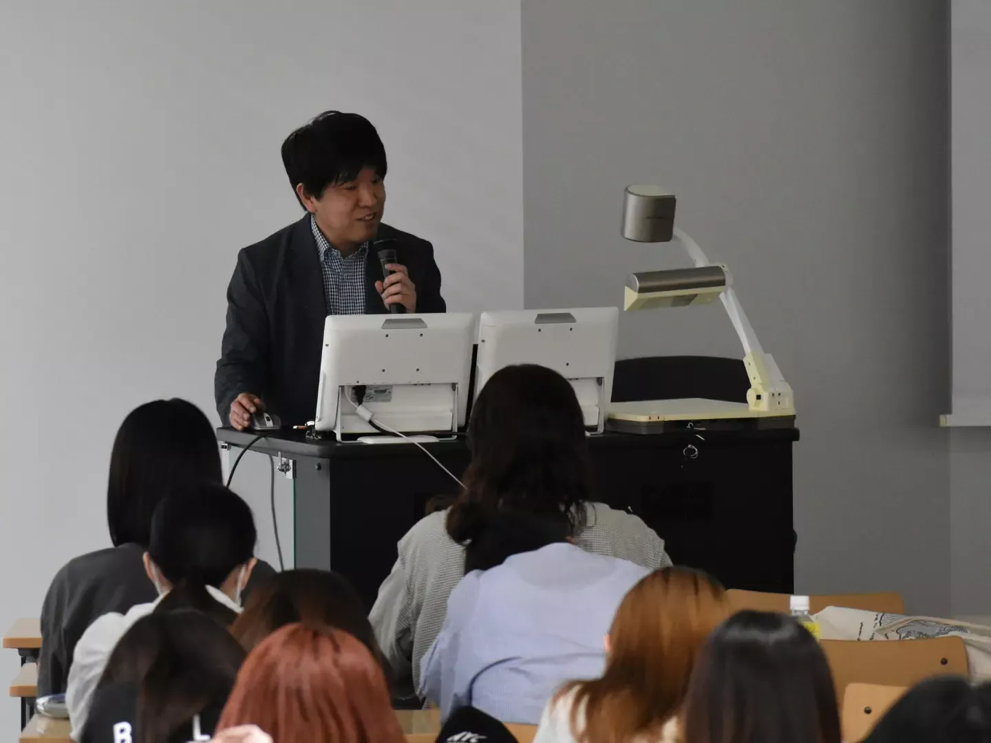 大学で講義するキャリアコンサルタント